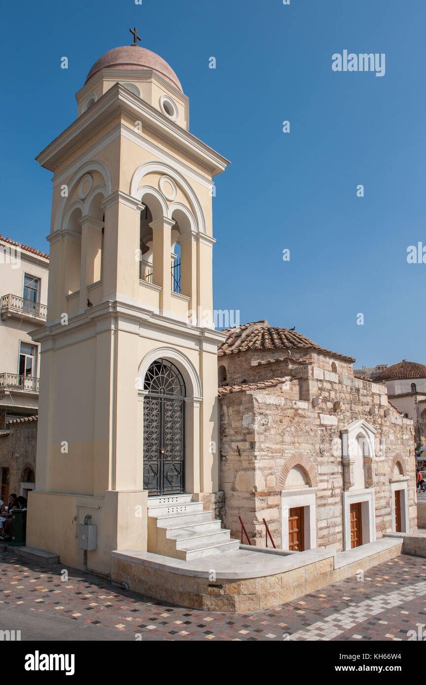 Monastiraki nella città vecchia di Atene, Grecia. Questo è un mercato delle pulci quartiere popolare con i turisti. pantanassa chiesa risale al X sec. Foto Stock