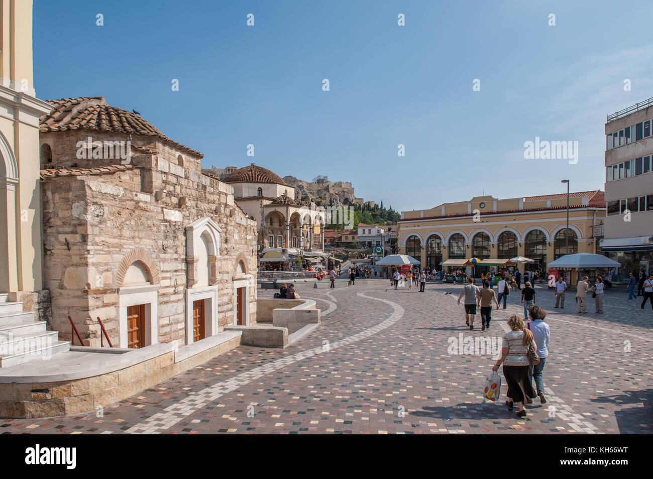 Monastiraki nella città vecchia di Atene, in Grecia. Questo è un quartiere del mercato delle pulci popolare tra i turisti. La chiesa di Pantanassa risale al X secolo Foto Stock