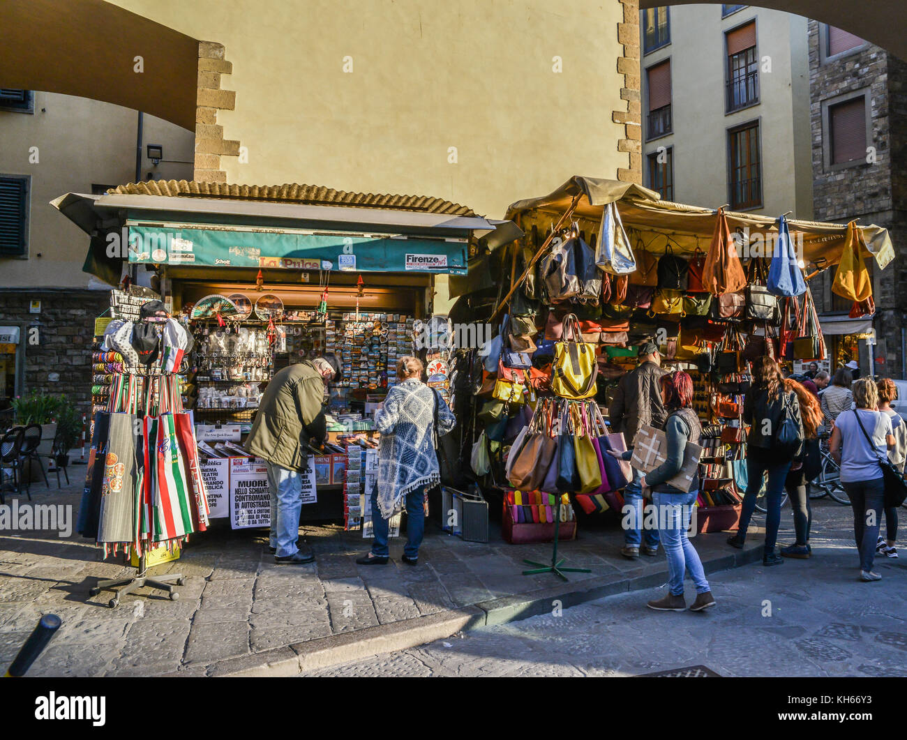 Strada del mercato di Firenze, Toscana - di fronte al mercato centrale Foto Stock