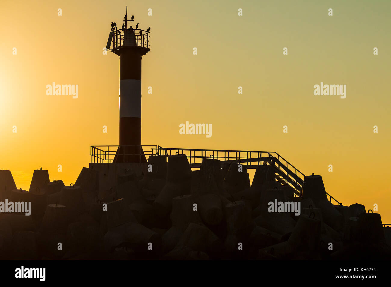 Basso-chiave foto del faro sulla northern mole di sochi al tramonto, Russia Foto Stock