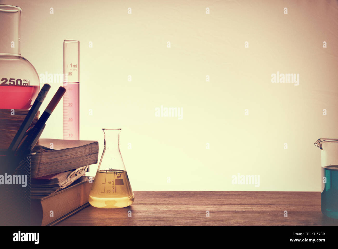 Scrivania in aula di chimica di insegnamento con libri e strumenti. Scienze Chimiche il concetto di istruzione. Composizione orizzontale. Vista frontale Foto Stock