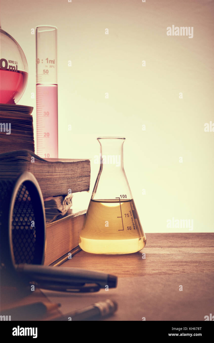 Scrivania in aula di chimica di insegnamento con libri e strumenti. Scienze Chimiche il concetto di istruzione. Composizione verticale. Vista frontale Foto Stock