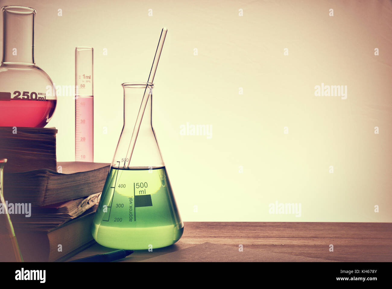 Scrivania in aula di chimica di insegnamento con libri e strumenti. Scienze Chimiche il concetto di istruzione. Composizione orizzontale. Vista frontale Foto Stock