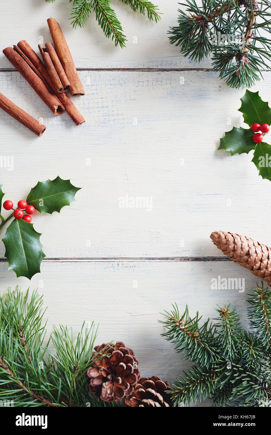 Sfondi Natalizi Verticali.Sfondo Di Natale Con Le Decorazioni Di Natale In Legno Tavolo Bianco Foto Stock Alamy