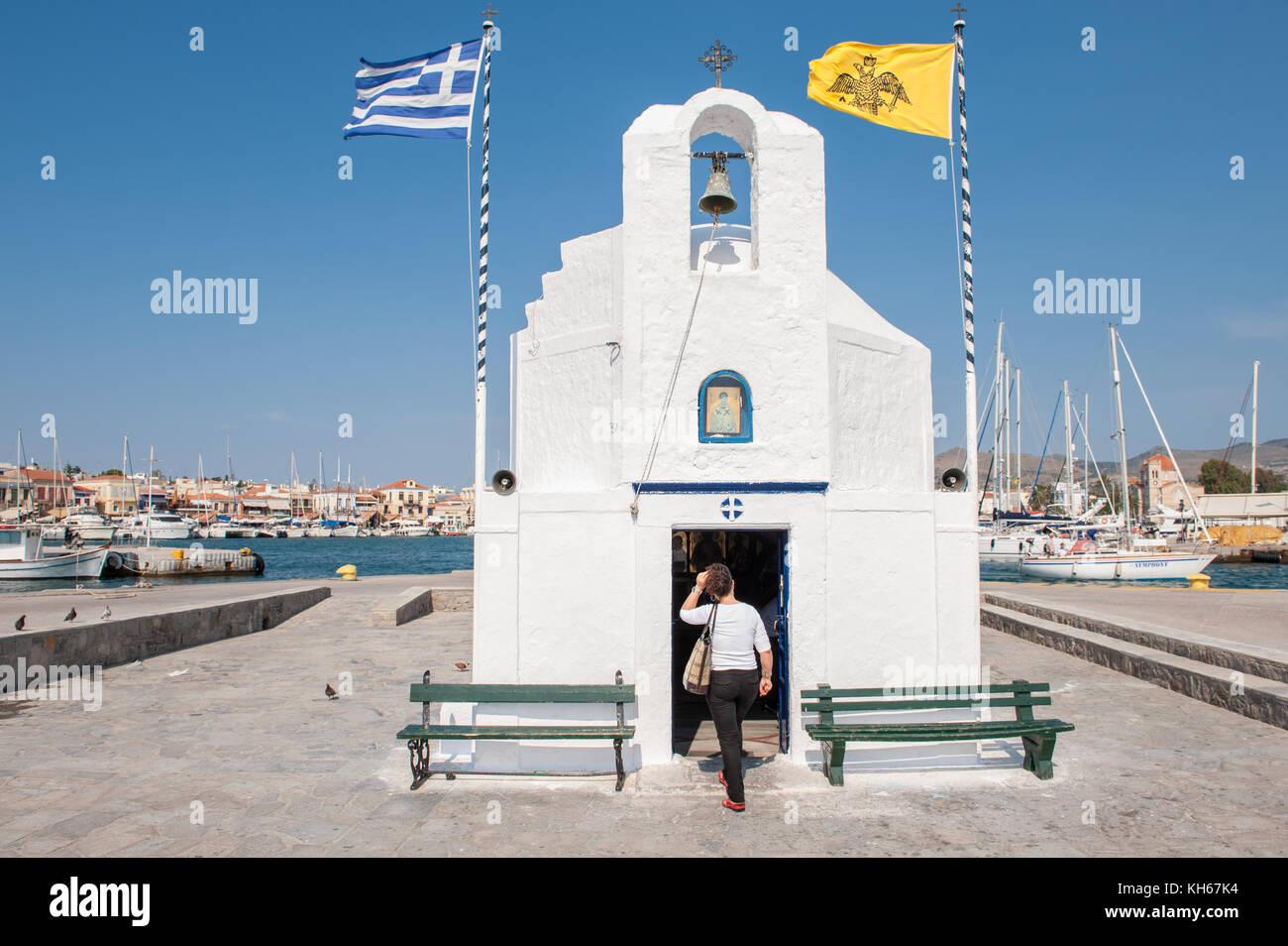 Piccola cappella Greca si trova a aegina porto. aegina è un'isola greca nel mare Egeo appartenenti alle isole del golfo Saronico. Foto Stock