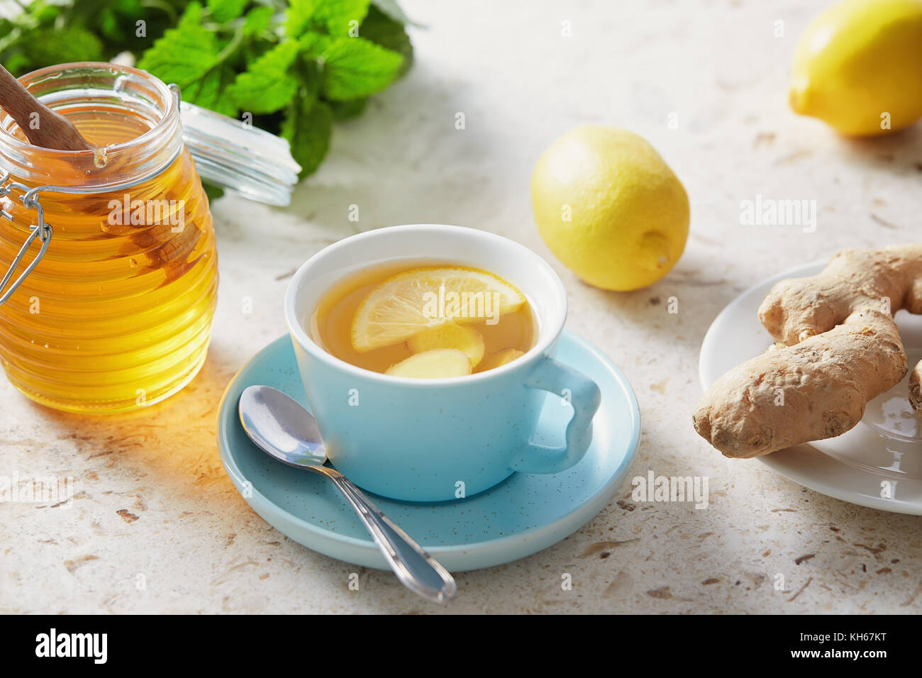 Tè al limone e zenzero con miele. Tazza di tè al limone al miele caldo con  radice di zenzero fresco Foto stock - Alamy