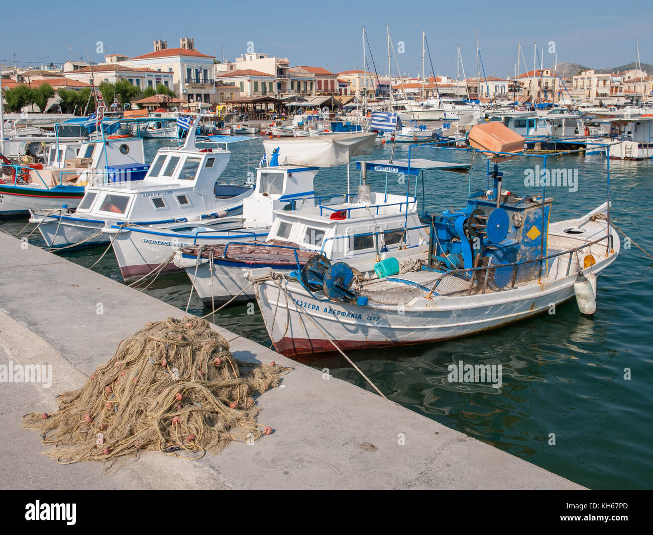 Aegina porto in una giornata di sole. aegina è un'isola greca nel mare Egeo appartenenti alle isole del golfo Saronico. Foto Stock
