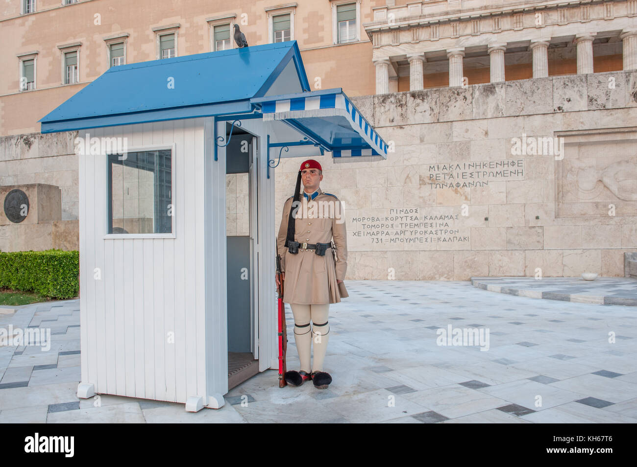 Evzone - greco guardia reale al di fuori del vecchio palazzo reale di alloggiamento del parlamento greco in piazza Syntagma Foto Stock
