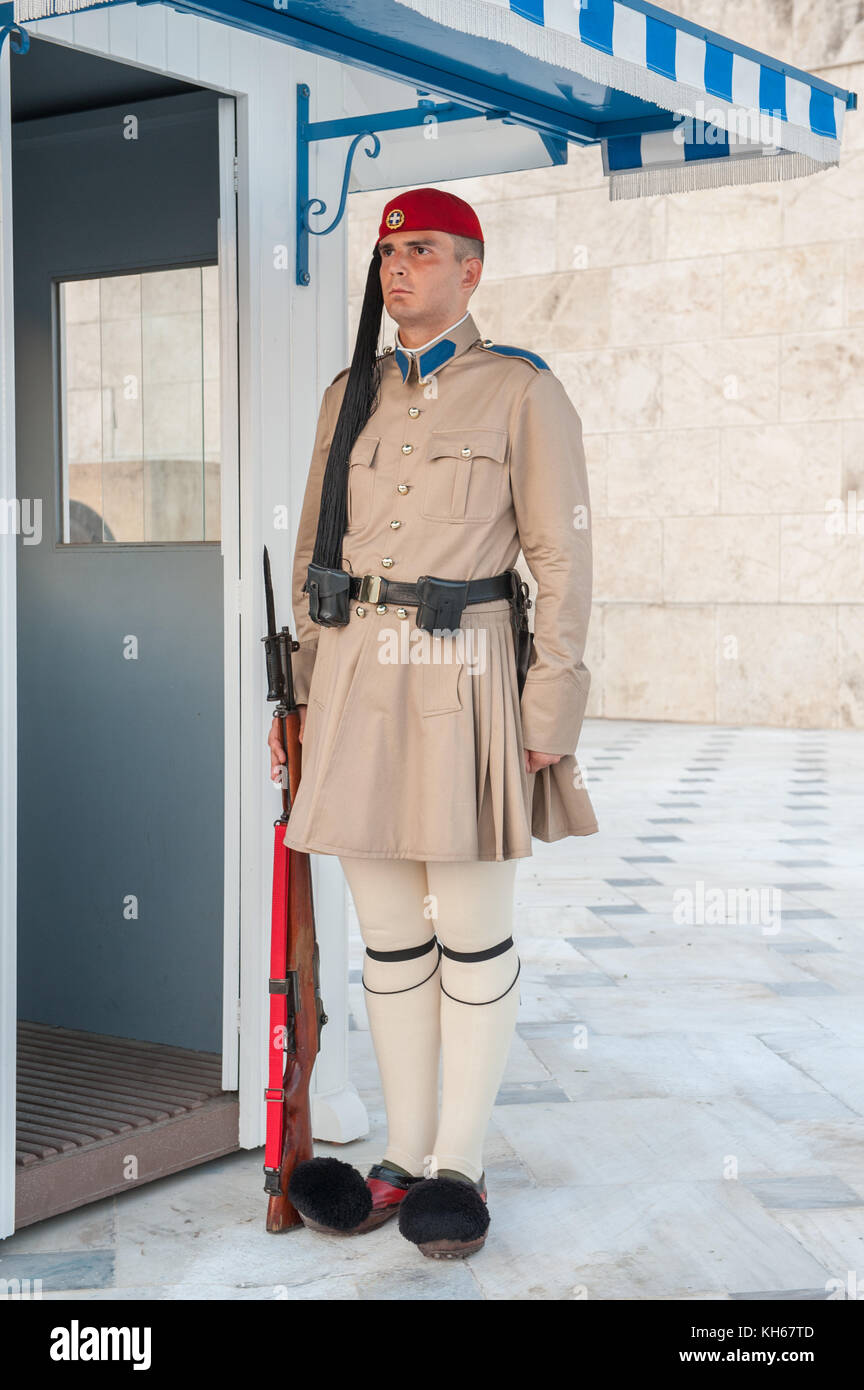 Evzone - greco guardia reale al di fuori del vecchio palazzo reale di alloggiamento del parlamento greco in piazza Syntagma Foto Stock