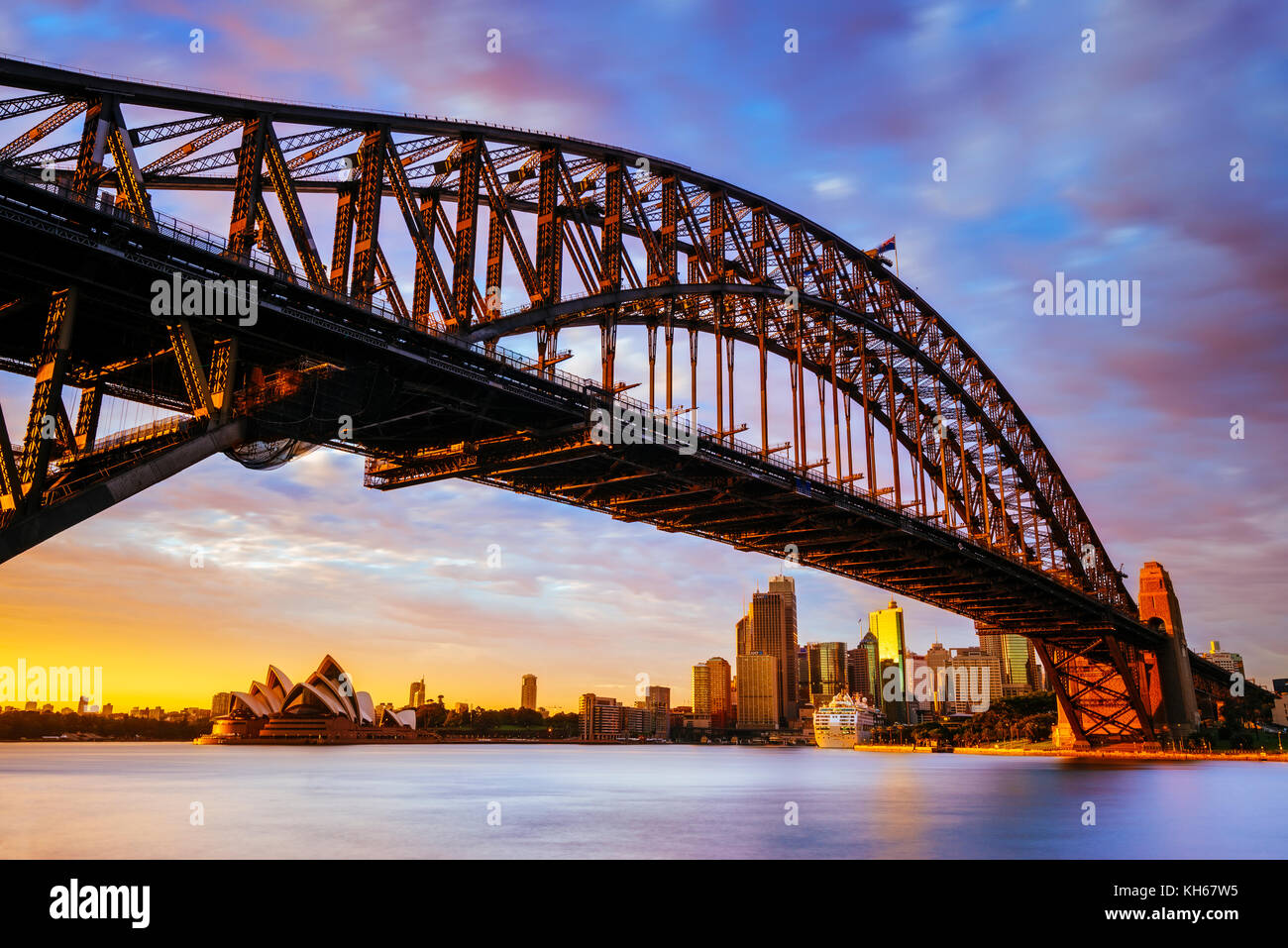 Sunrise presso il Ponte del Porto di Sydney e il Sydney Opera House, Milsons Point, Sydney, Nuovo Galles del Sud, Australia Foto Stock