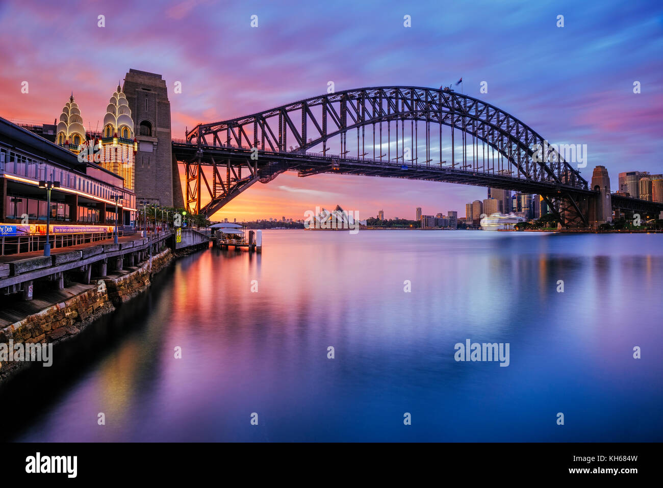 Il Ponte del Porto di Sydney e il Sydney Opera House di Sunrise, Milsons Point, Sydney, Nuovo Galles del Sud, Australia Foto Stock