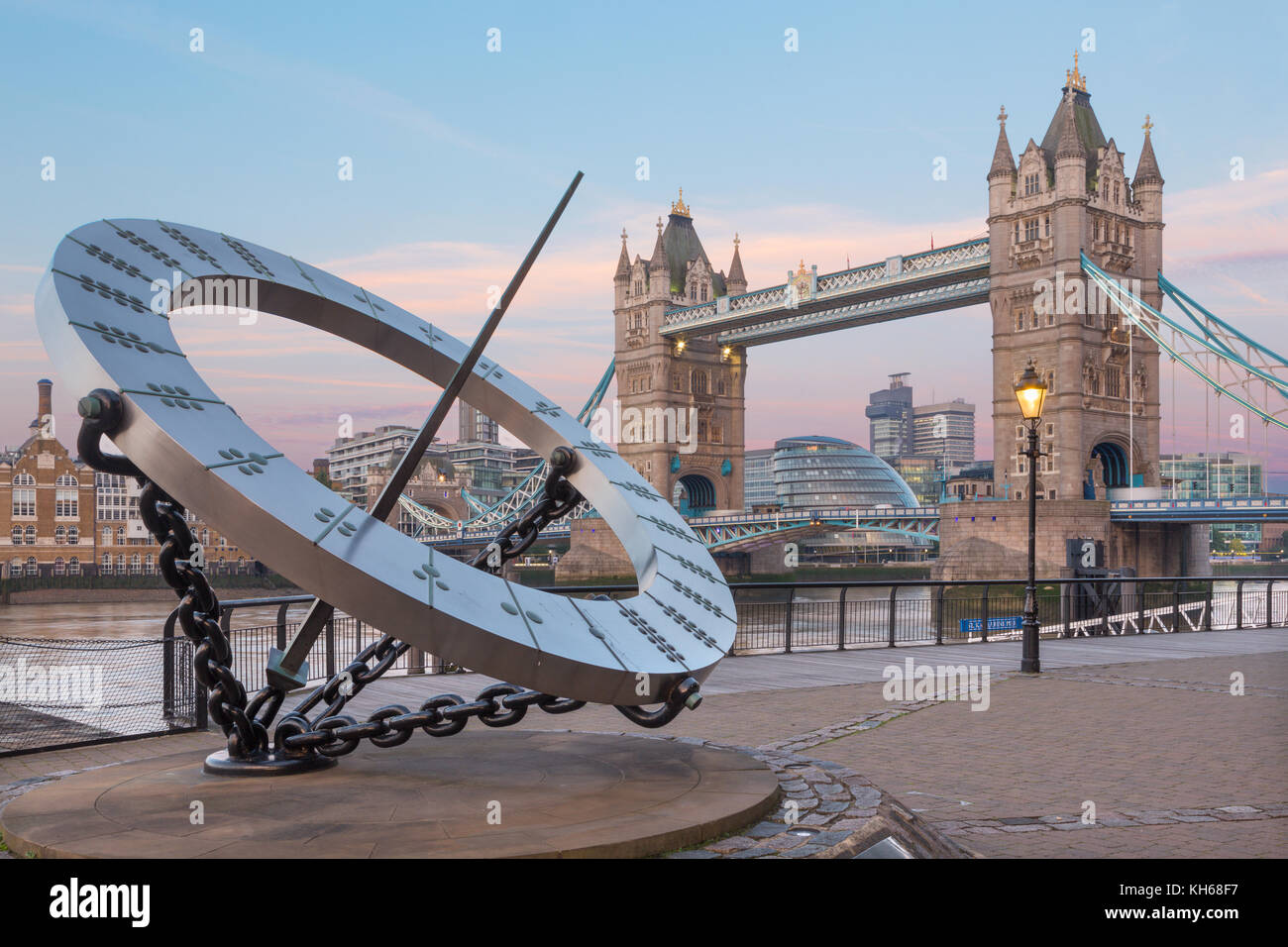 Londra, Gran Bretagna - 14 settembre 2017: la torre sposa e orologio solare sul lungo fiume nella luce del mattino. Foto Stock