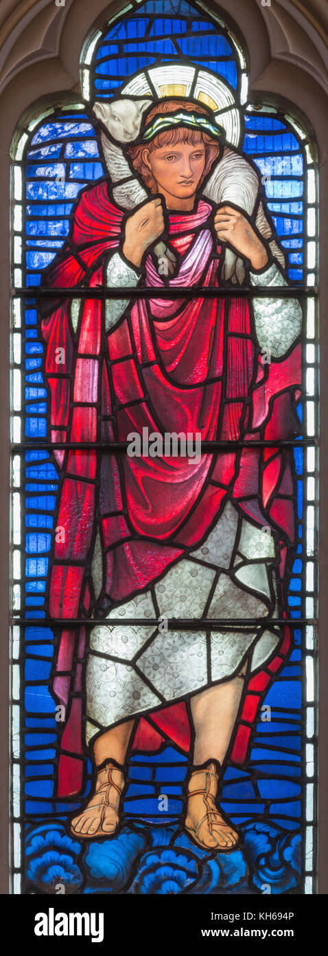 Londra, Gran Bretagna - 19 settembre 2017: i giovani Gesù come il buon pastore sul vetro satinato nella chiesa di St Stephen's rochester row Foto Stock