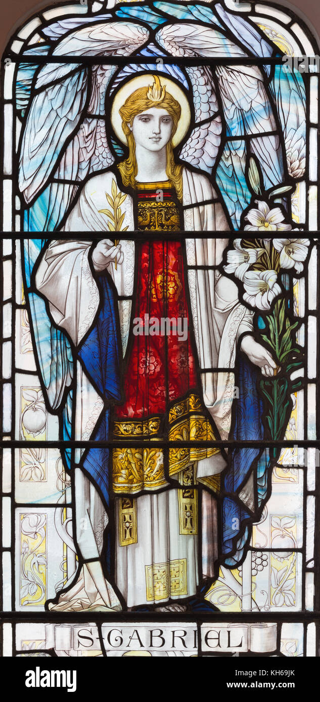 Londra, Gran Bretagna - 17 settembre 2017: l'arcangelo Gabriele sul vetro macchiato nella chiesa di San Michele, chester square. Foto Stock