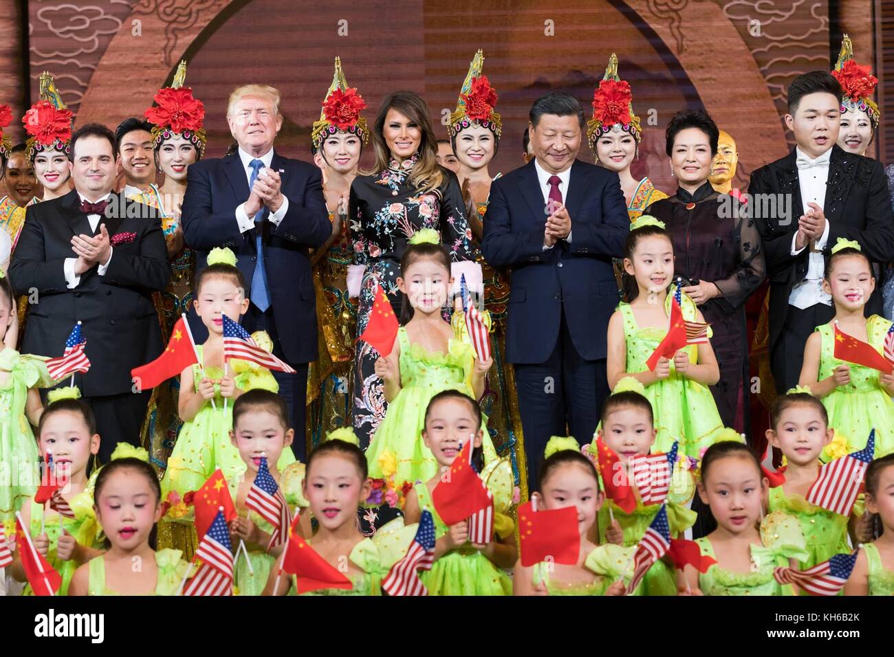 U.s presidente Donald Trump, first lady melania trump, presidente cinese xi jinping e sua moglie peng liyuan ringraziare gli artisti interpreti o esecutori durante la cena di Stato presso la grande sala del popolo Novembre 9, 2017, a Pechino in Cina. trump è la terza gamba di un 13-giorno oscillare attraverso l'Asia. Foto Stock