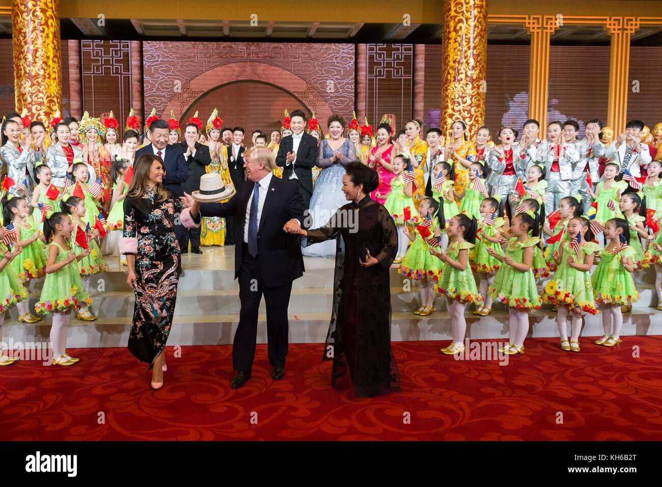 U.s presidente Donald Trump, first lady melania trump, presidente cinese xi jinping e sua moglie peng liyuan con artisti durante la cena di Stato presso la grande sala del popolo Novembre 9, 2017, a Pechino in Cina. trump è la terza gamba di un 13-giorno oscillare attraverso l'Asia. Foto Stock