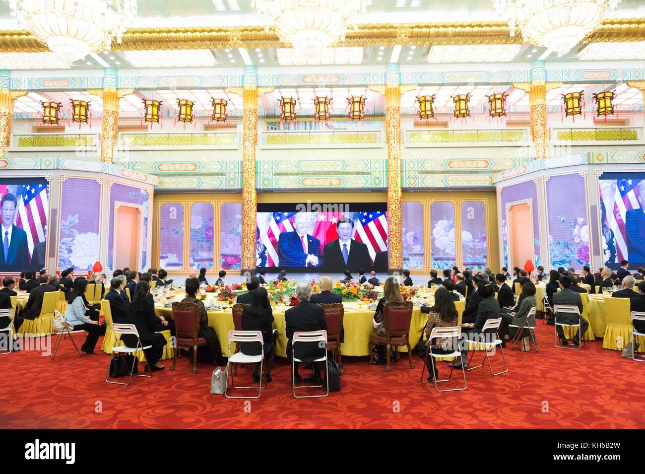 U.s presidente Donald Trump e la first lady melania trump guarda una presentazione durante la cena di Stato presso la grande sala del popolo Novembre 9, 2017, a Pechino in Cina. trump è la terza gamba di un 13-giorno oscillare attraverso l'Asia. Foto Stock