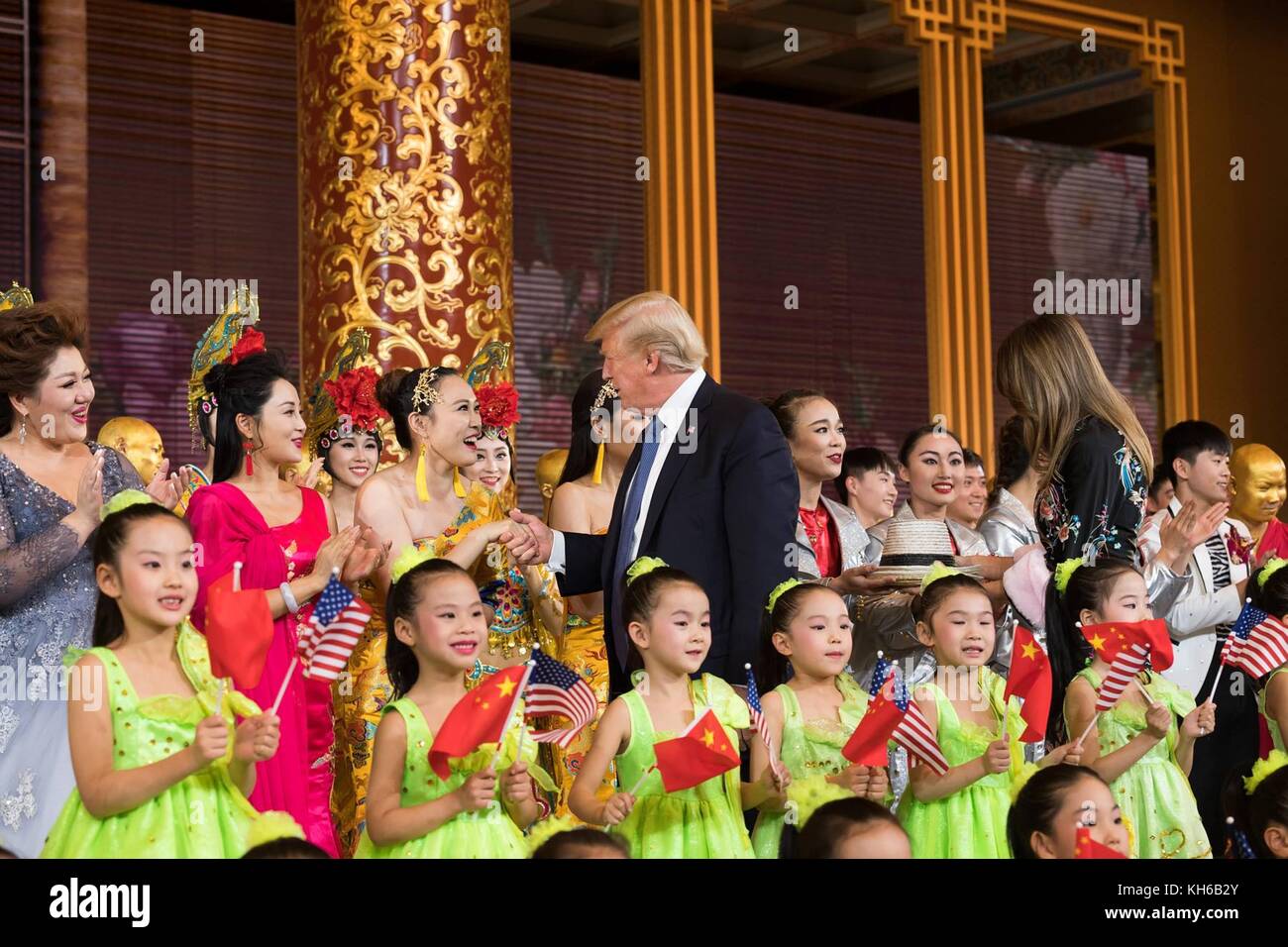 U.s presidente Donald Trump e la first lady melania trump ringraziare gli artisti interpreti o esecutori durante la cena di Stato presso la grande sala del popolo Novembre 9, 2017, a Pechino in Cina. trump è la terza gamba di un 13-giorno oscillare attraverso l'Asia. Foto Stock
