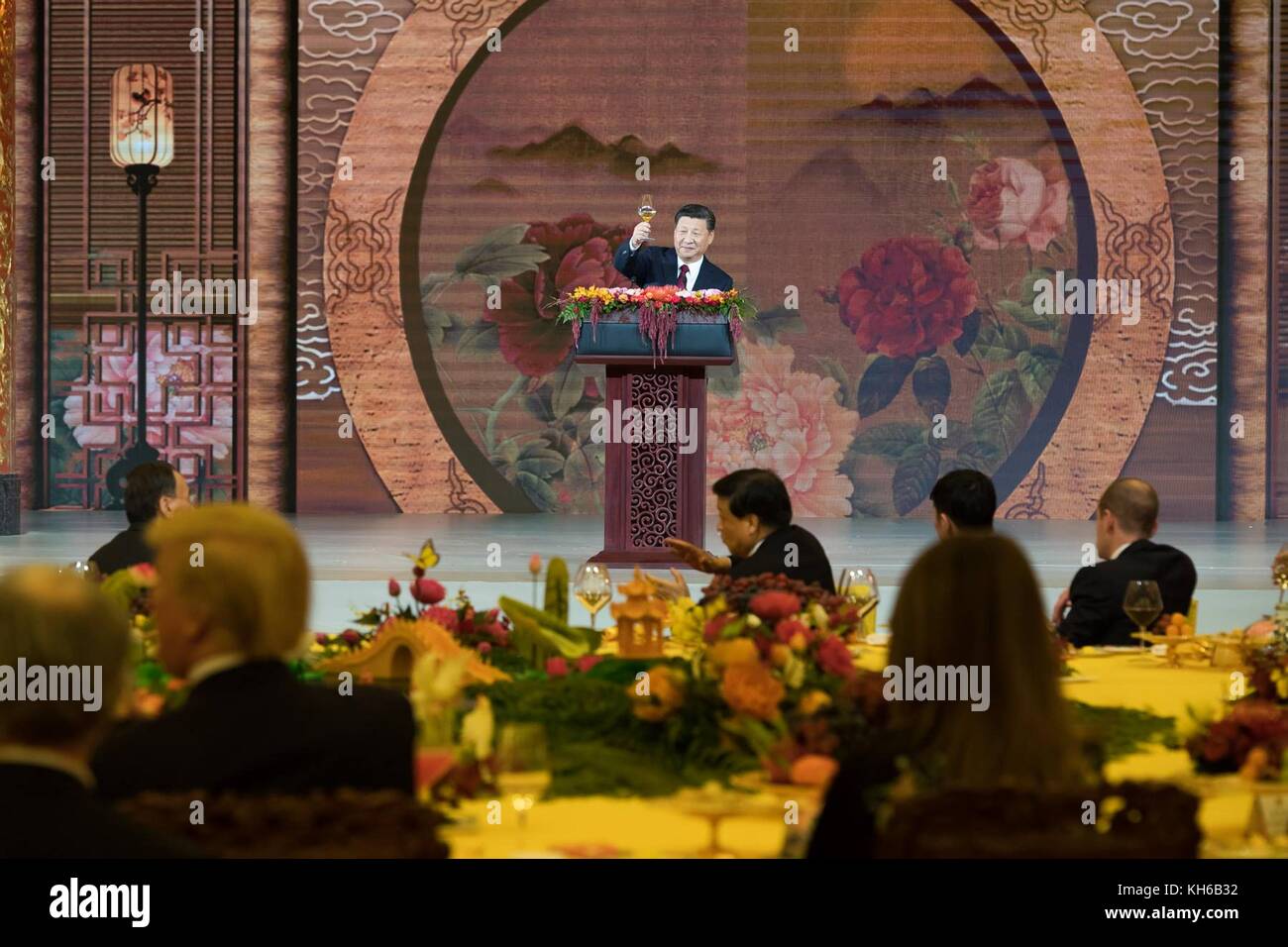 Il presidente cinese xi jinping propone un brindisi al presidente statunitense Donald Trump e la first lady melania trump durante la cena di Stato presso la grande sala del popolo Novembre 9, 2017, a Pechino in Cina. trump è la terza gamba di un 13-giorno oscillare attraverso l'Asia. Foto Stock