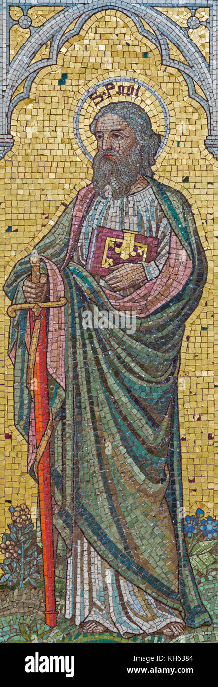 Londra, Gran Bretagna - 17 settembre 2017: il mosaico di san Paolo apostolo nella chiesa di San Barnaba da bodley e garner (fine 19. cent.). Foto Stock
