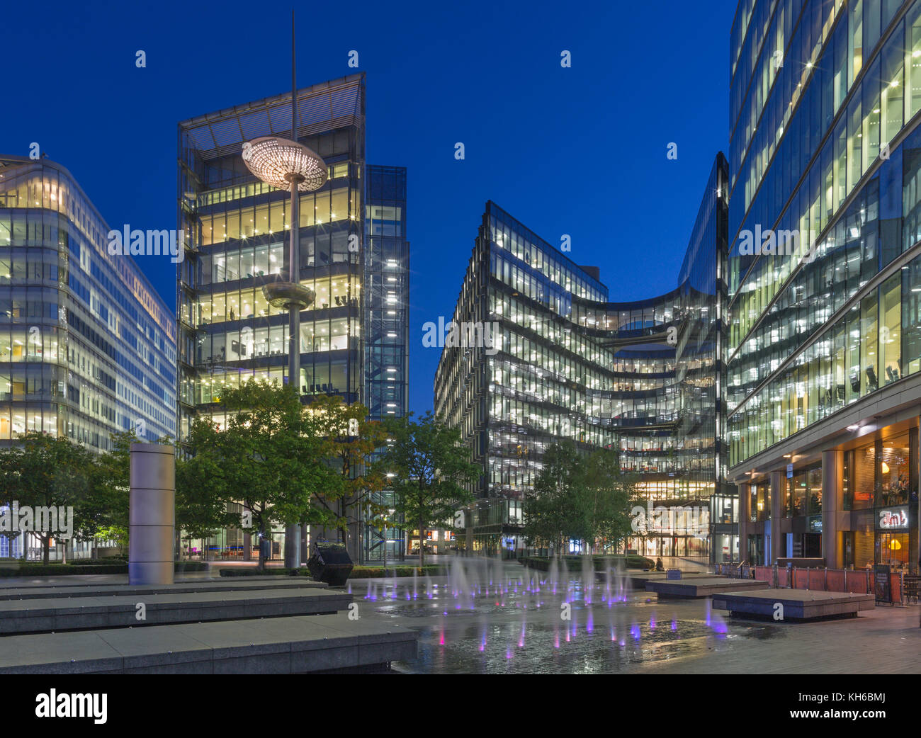 Londra, Gran Bretagna - 19 settembre 2017: l'architettura moderna e fontana di più Londra riverside al crepuscolo. Foto Stock