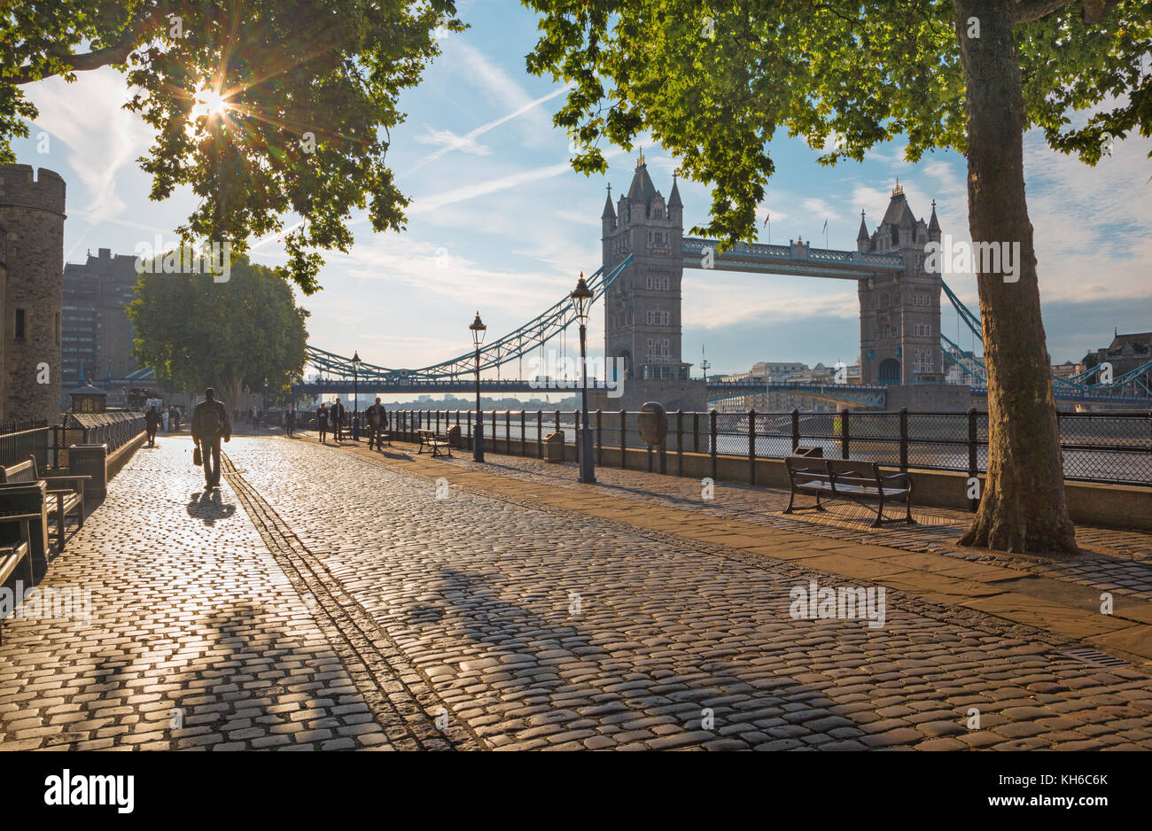 Londra, Gran Bretagna - 20 settembre 2017: il lungomare e il Tower bridge nella luce del mattino. Foto Stock