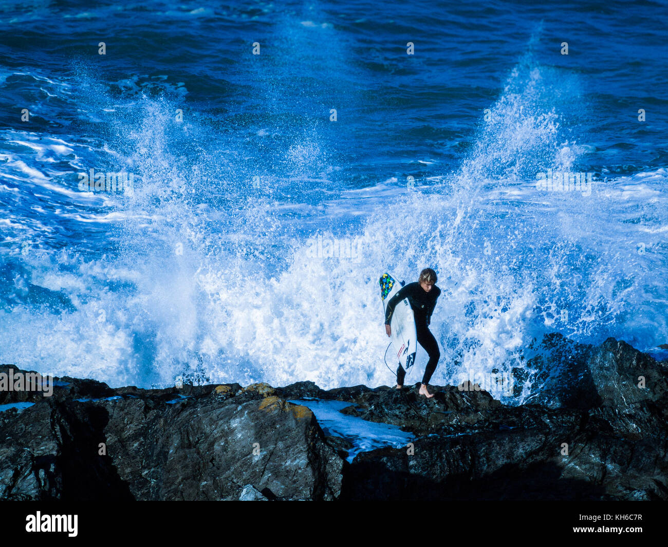 Stilizzato / immagine trattata del surfer a Newquay in Cornovaglia. In realtà le onde off Fistral Beach. Foto Stock