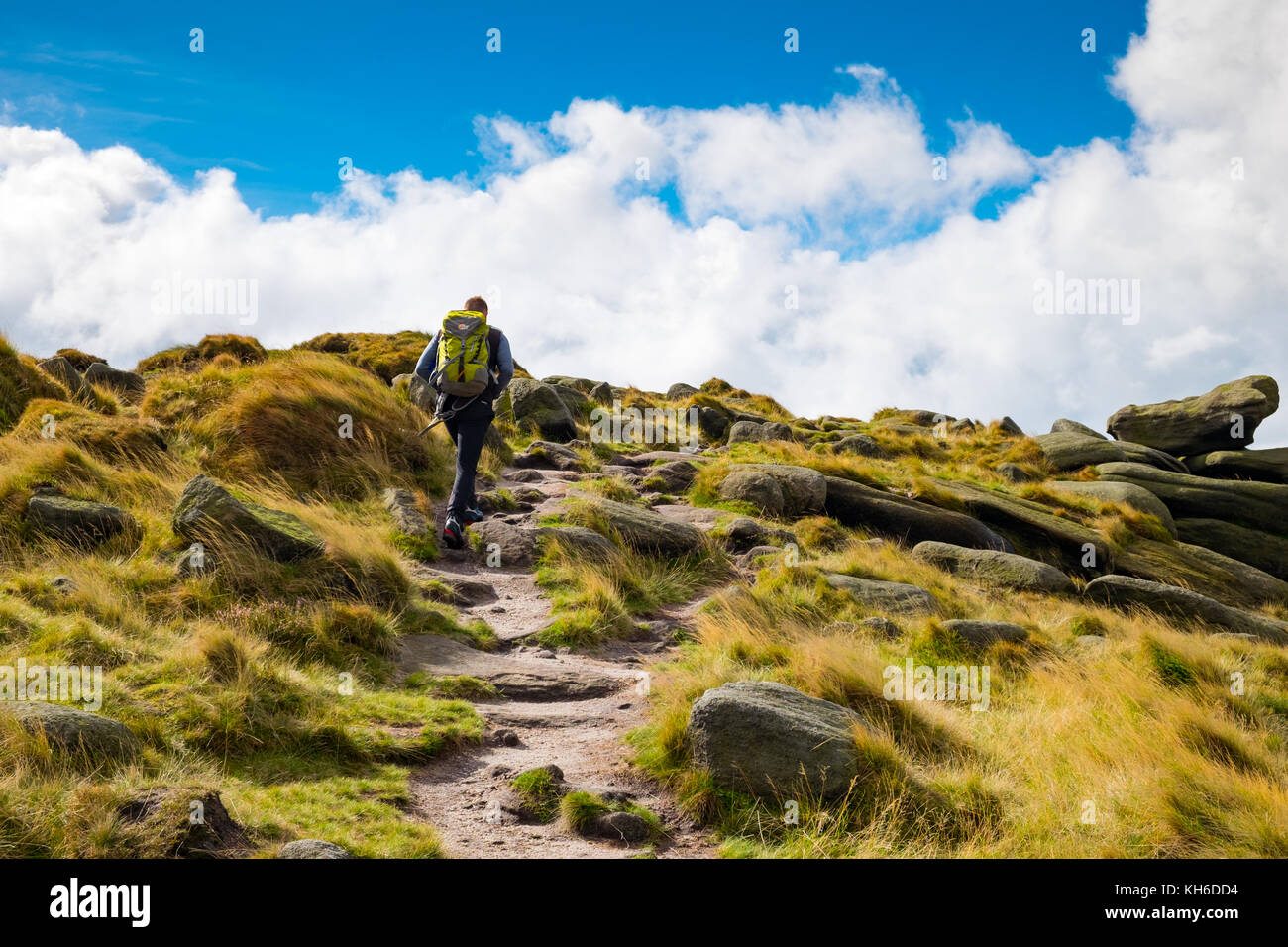 Escursionista avvicinando kinder bassa nel Derbyshire Peak District, Inghilterra Foto Stock