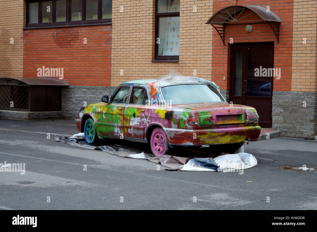 13.02.2016.russia.saint-petersburg.la vettura era parcheggiata nel cortile, è stato ridipinto in diversi colori. Foto Stock