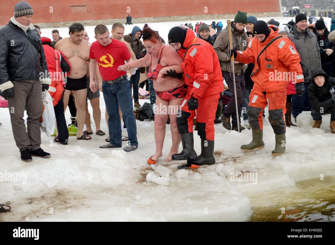 Il 19 gennaio 2015 a San Pietroburgo è stato organizzato più di due dozzine di epifania della Giordania, dove tutti possono immergersi nell'acqua ghiacciata. Foto Stock