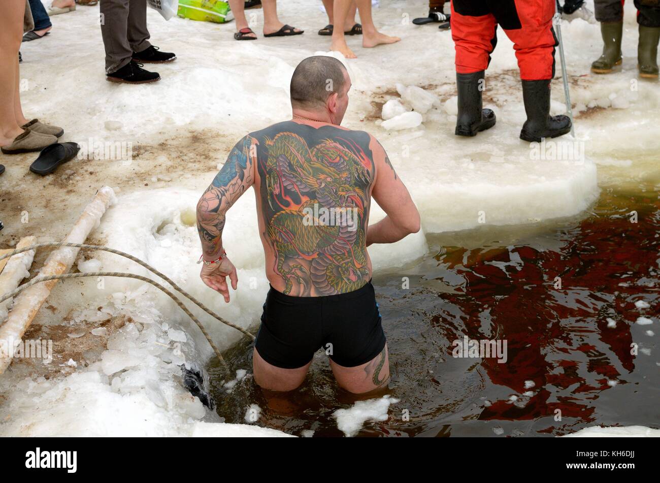Il 19 gennaio 2015 a San Pietroburgo è stata organizzata più di due dozzine dell'Epifania del Giordano, dove tutti possono immergersi nell'acqua ghiacciata. IT Foto Stock