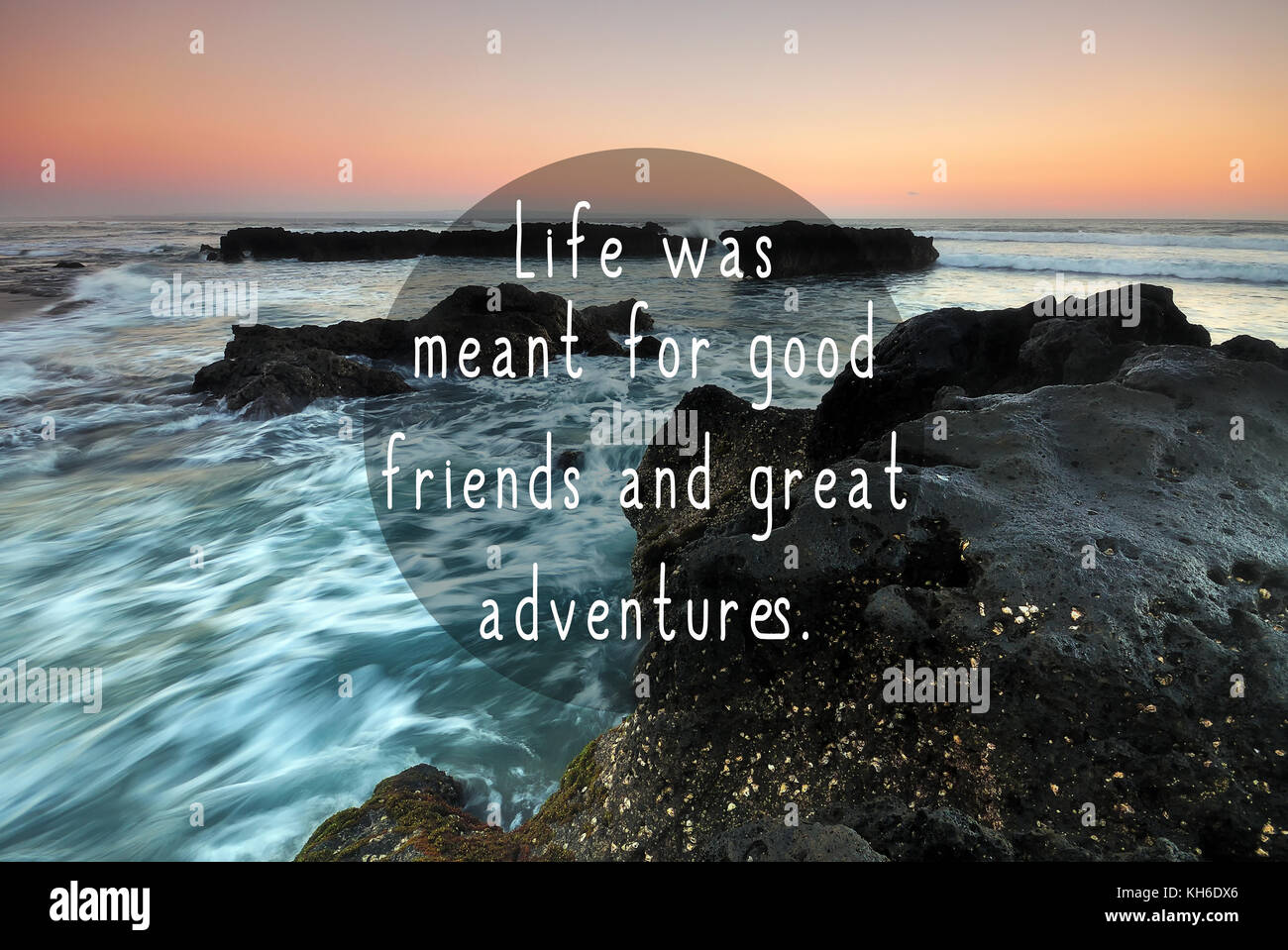 Viaggio citazioni ispiratrici - La vita è stata destinata per buoni amici e grandi avventure. Foto Stock