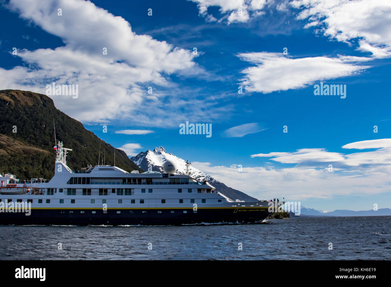 Il National Geographic Orion in transito attraverso il territorio della Kirke si restringe in Patagonia cilena di fiordi vicino a Puerto Natales, Cile Foto Stock