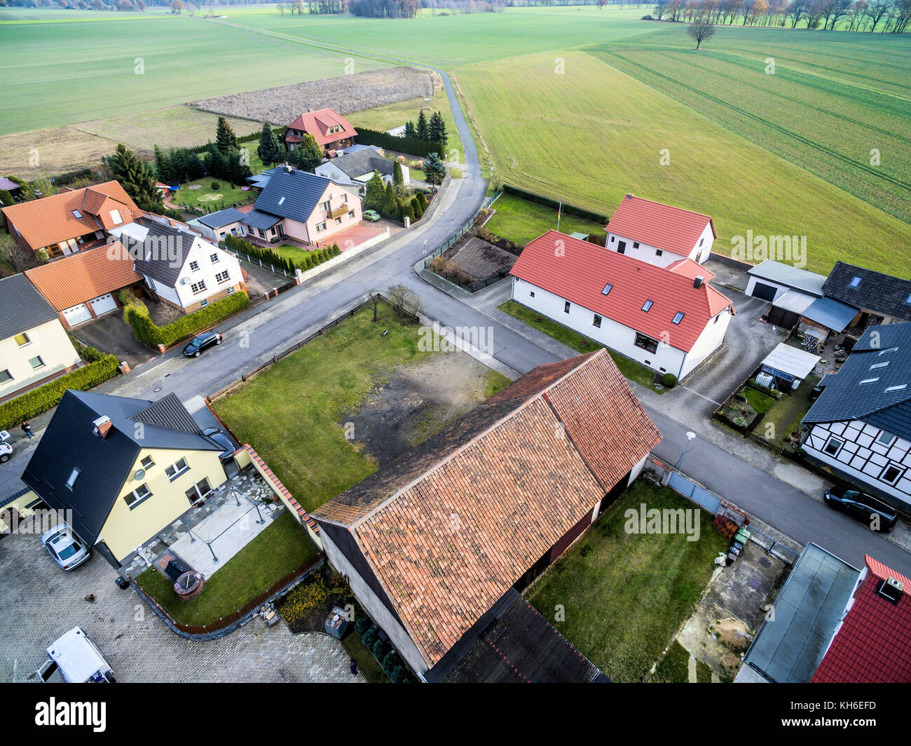 Sviluppo edilizio con abitazioni monofamiliari sul bordo di un villaggio vicino a Wolfsburg, in Germania, in vista aerea con drone, con campi e prati Foto Stock