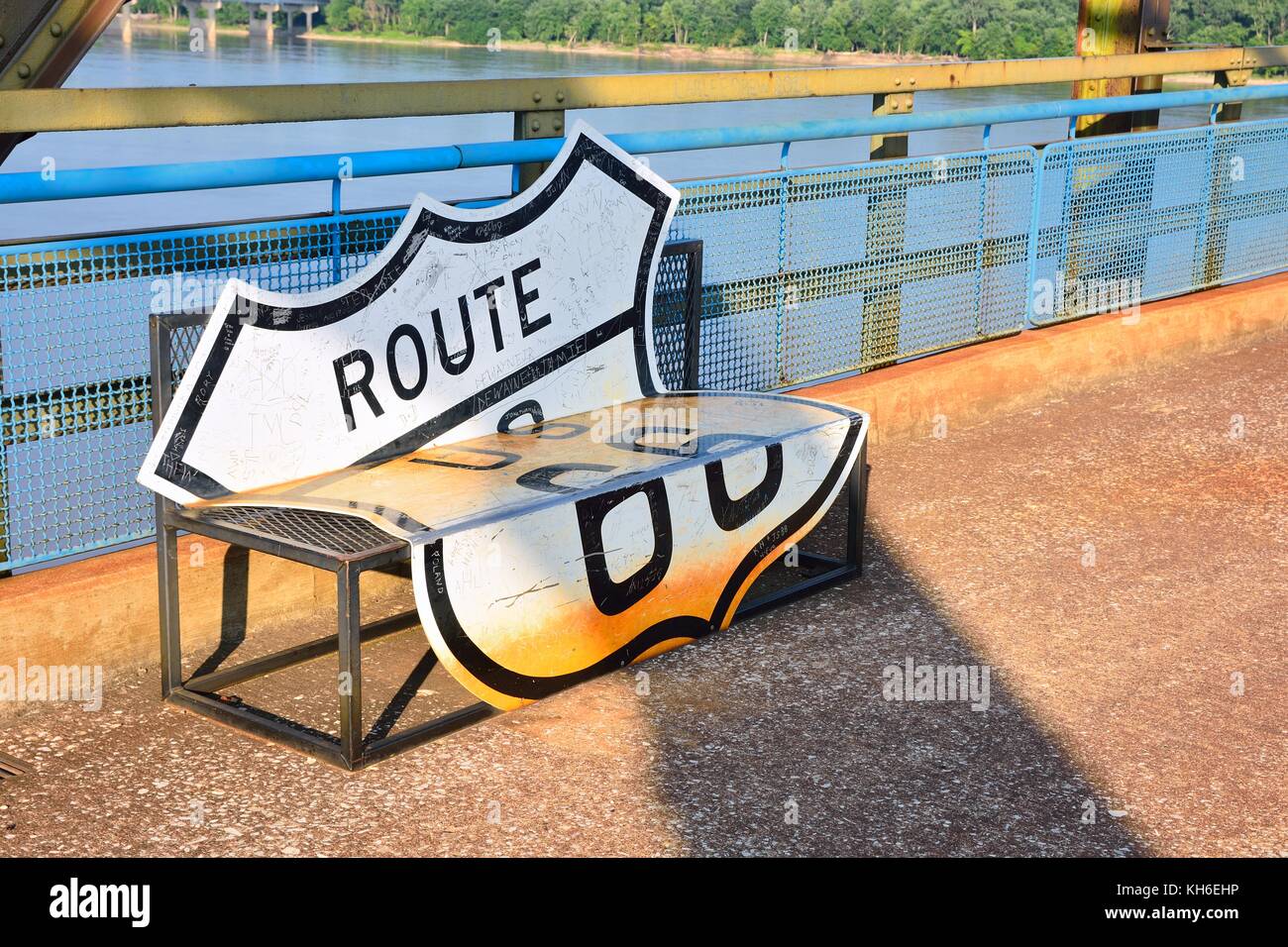 Città di granito, illinois - Luglio 17, 2017: route 66 sulla vecchia catena di rocce ponte sul fiume Mississippi. Foto Stock Città di granito, illinois - Luglio 17, 2017: route 66 sulla vecchia catena di rocce ponte sul fiume Mississippi. Foto Stock