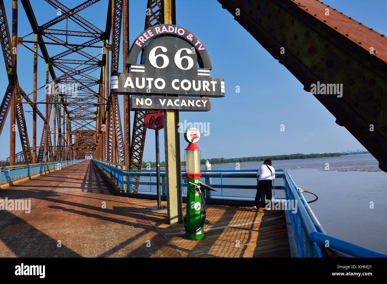 Città di granito, illinois - Luglio 17, 2017: route 66, una vecchia stazione di gas sulla vecchia catena di rocce ponte sul fiume Mississippi. Foto Stock Città di granito, illinois - Luglio 17, 2017: route 66, una vecchia stazione di gas sulla vecchia catena di rocce ponte sul fiume Mississippi. Foto Stock