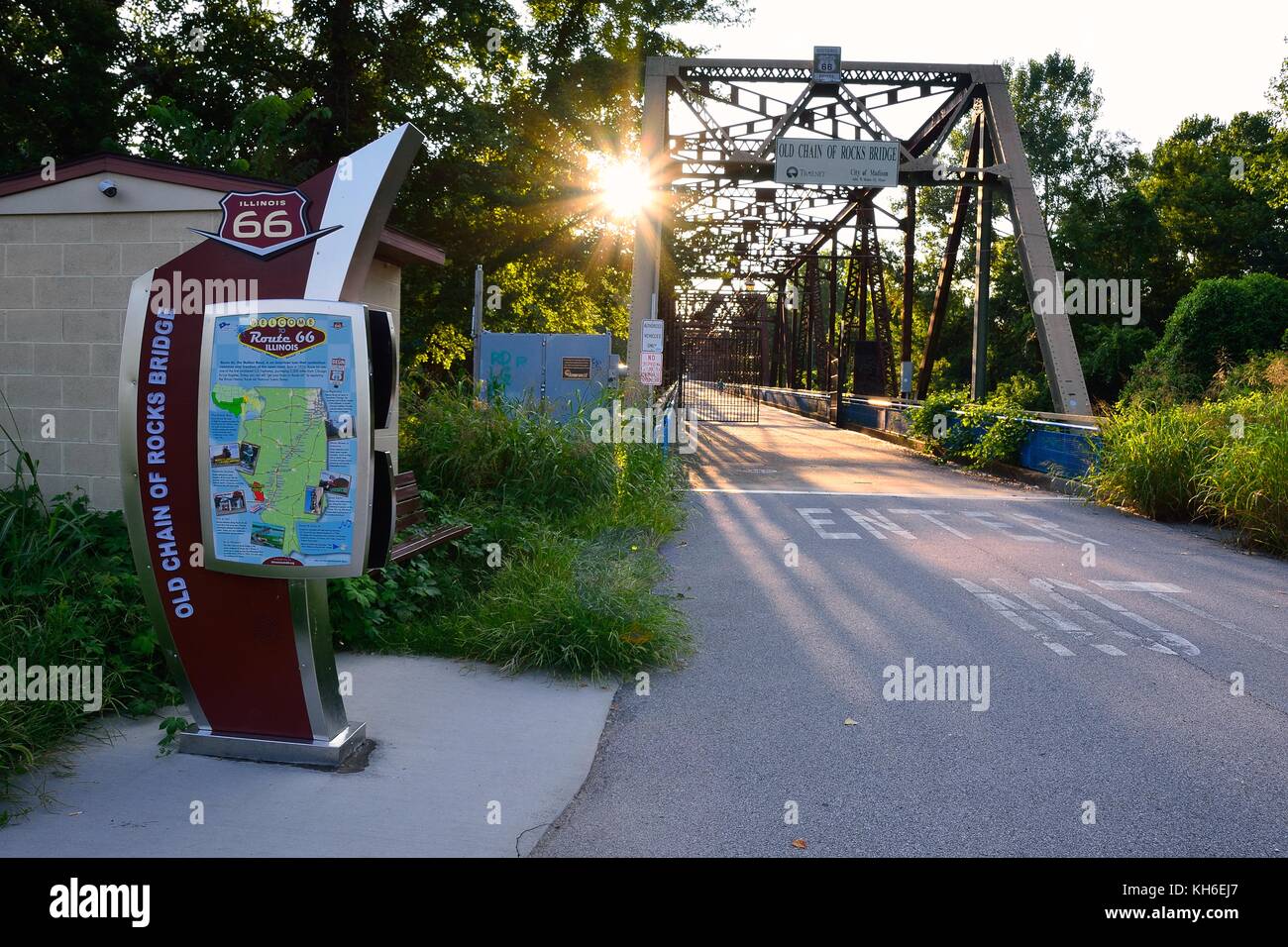 Città di granito, illinois - Luglio 17, 2017: route 66 sulla vecchia catena di rocce ponte sul fiume Mississippi. Foto Stock Città di granito, illinois - Luglio 17, 2017: route 66 sulla vecchia catena di rocce ponte sul fiume Mississippi. Foto Stock