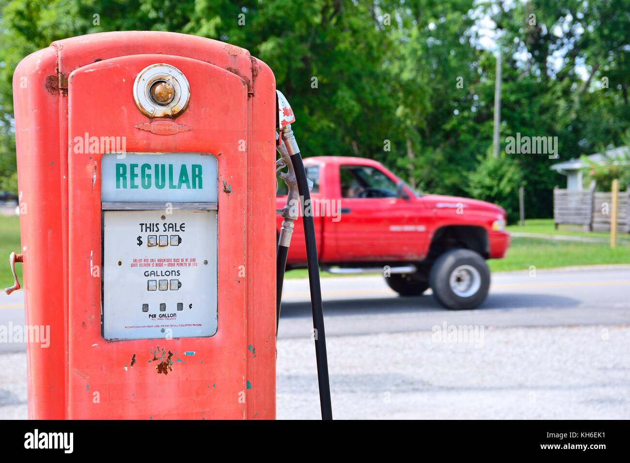 Cuba, Missouri, Stati Uniti d'America ð luglio 18, 2017: vecchio arrugginito american gas pompa a cuba, Missouri. Visualizzare il prezzo in dollari e di quantità di riempimento in galloni. Foto Stock