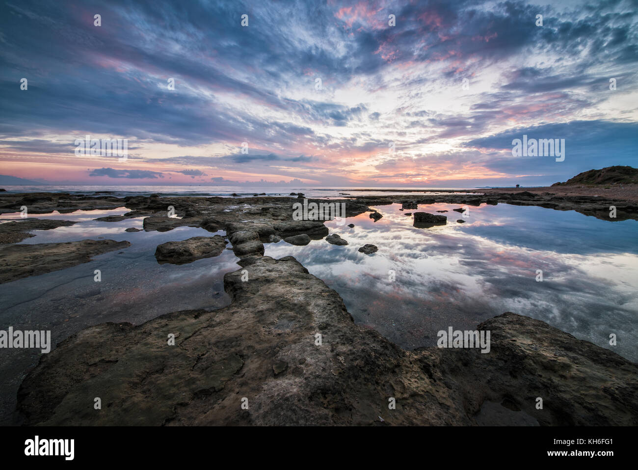 Riflessioni del magnifico lunga esposizione al tramonto sul mare paesaggio. Foto Stock