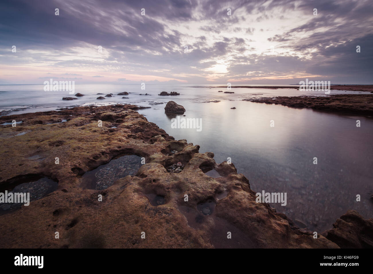 Riflessioni del magnifico lunga esposizione al tramonto sul mare paesaggio. Foto Stock