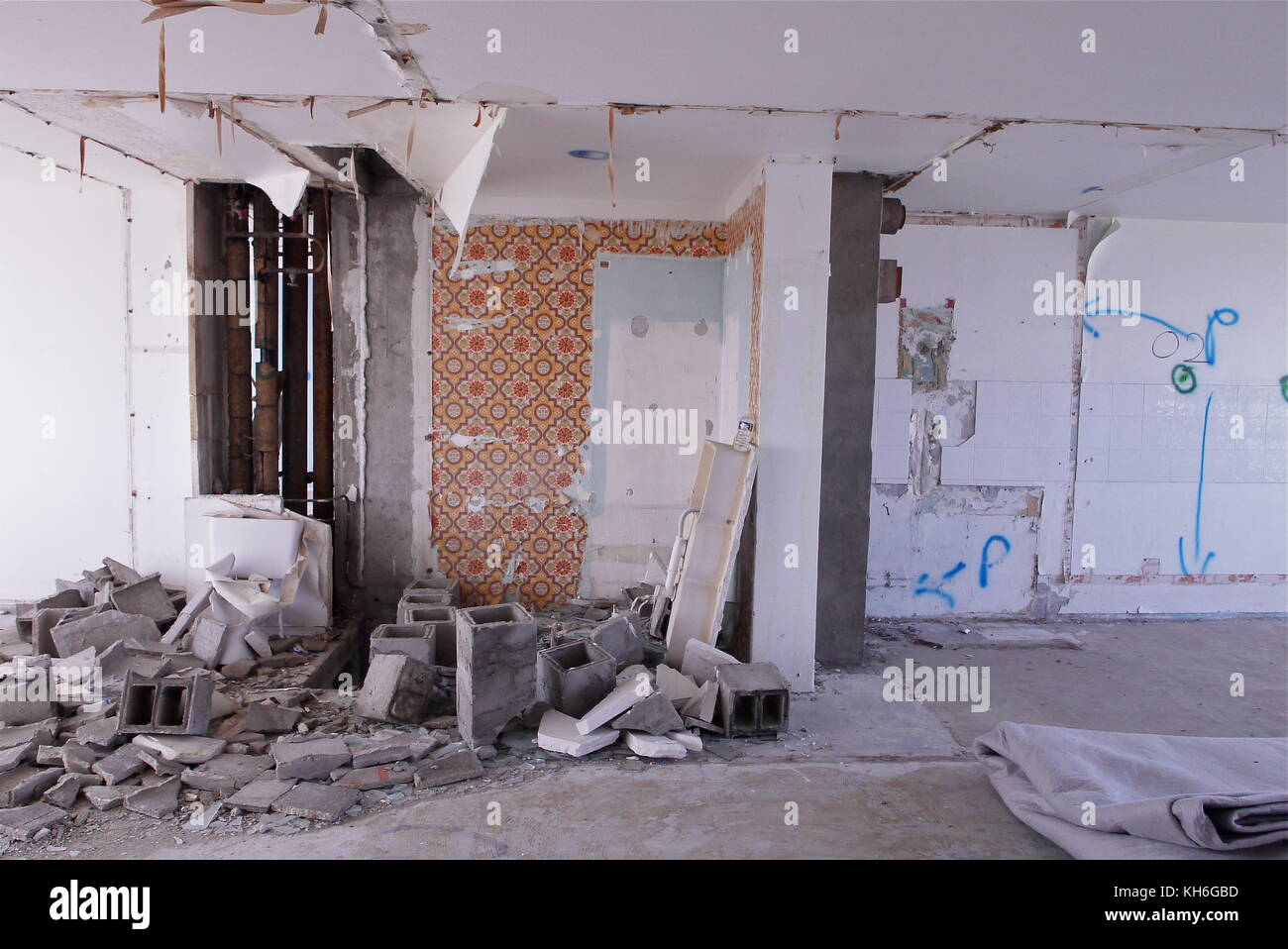 Gli artigiani preparano la distruzione di un grande edificio nel quartiere la Duchere, Lione, Francia Foto Stock