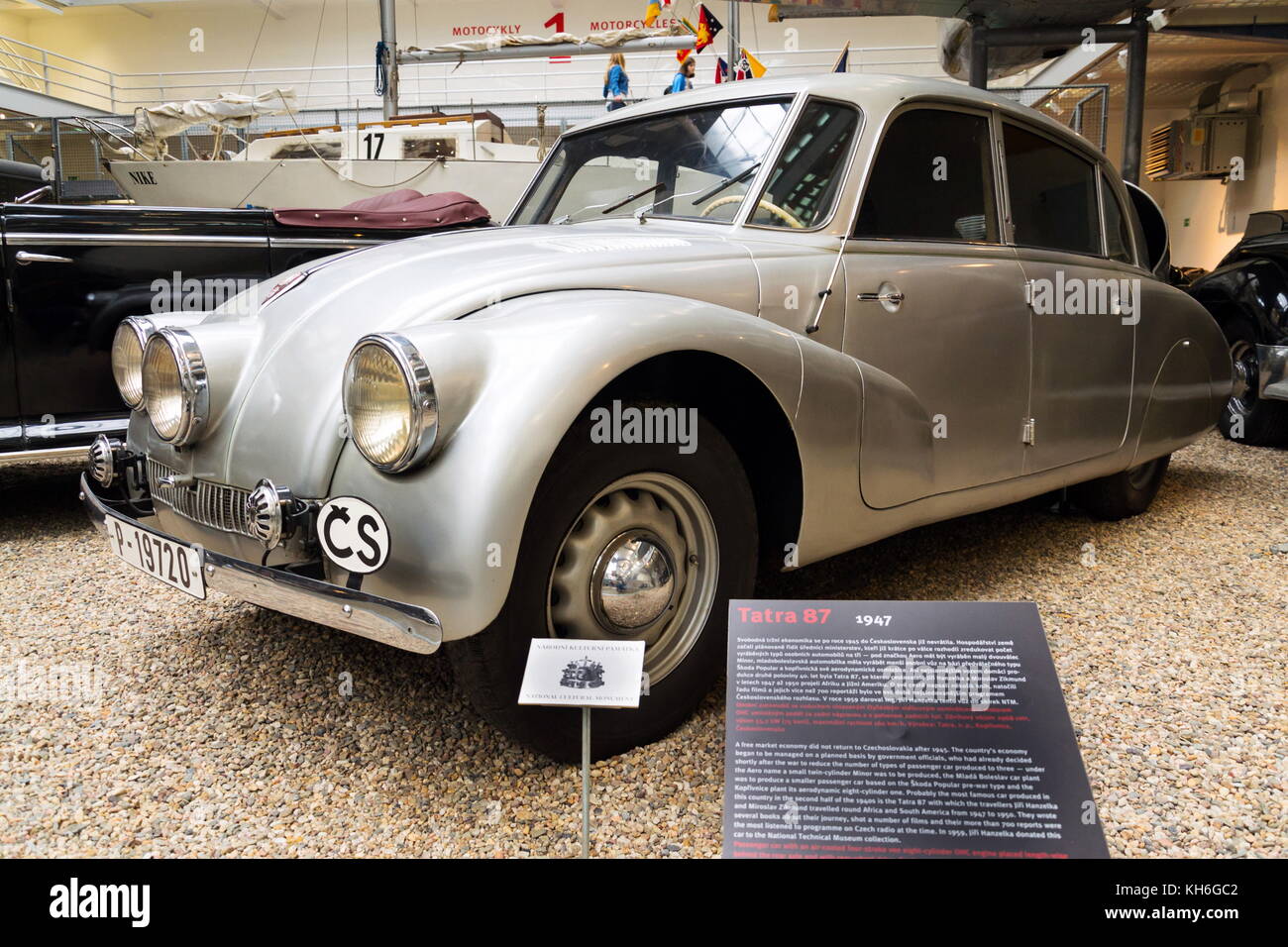 PRAGA, REPUBBLICA CECA - 10 NOVEMBRE: Monumento culturale nazionale Tatra 87 utilizzato da Hanzelka e Zikmund per viaggiare attraverso l'Africa e l'America Latina Foto Stock