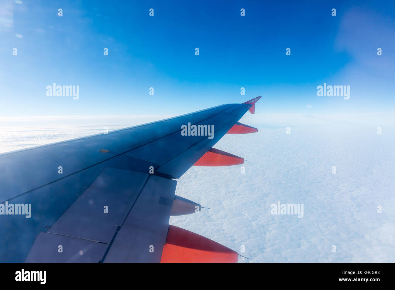 Vista da finestra di easy jet che mostra ala e wingtip con il blu del cielo e del cloud di seguito. Foto Stock