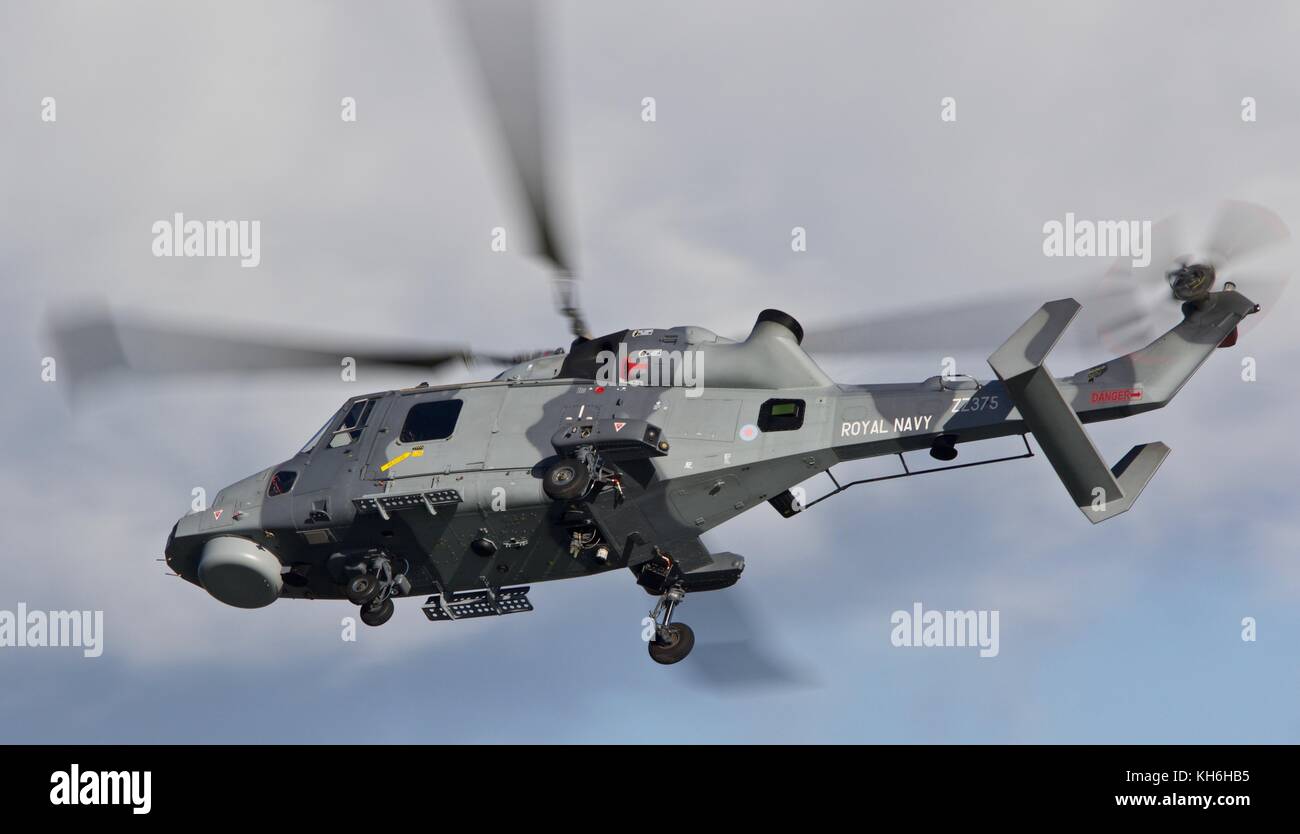 Royal Navy Wildcat AgustaWestland AW159 è una ricerca e soccorso e superficie anti Warfare elicottero. Sorvolando Dartmouth Devon Mercoledì 8 Novembre 2017 Foto Stock