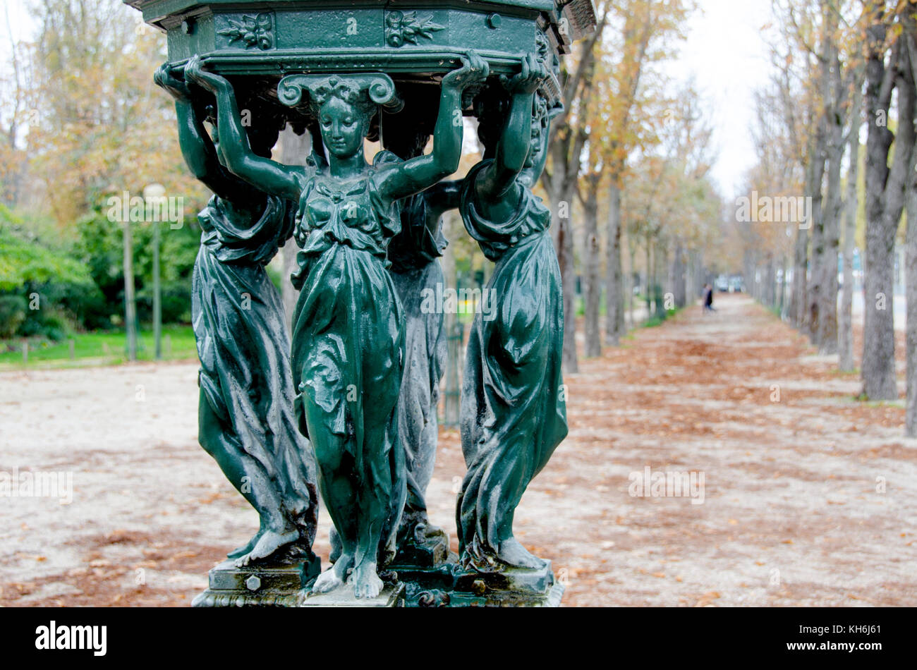 Parigi, Francia. Wallace Fountain sulla Avenue des Champs-Élysées - progettato da Charles-Auguste Lebourg, chiamato dopo Richard Wallace, che ha finanziato thei Foto Stock