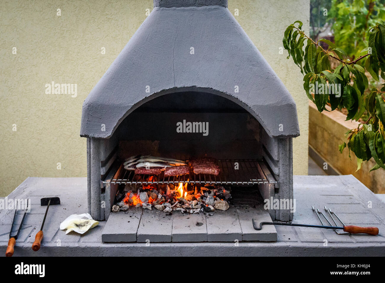 In barbecue costruito grill barbecue camino con pesce e chevaps. il  calcestruzzo Barbecue Camino back yard camino in Croazia Foto stock - Alamy