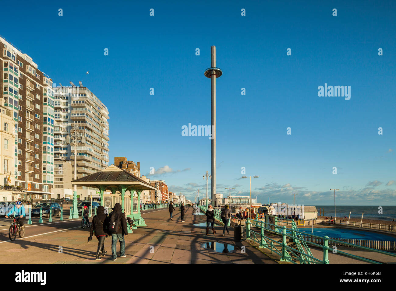 Pomeriggio autunnale sul lungomare di Brighton, East Sussex, Inghilterra. Foto Stock