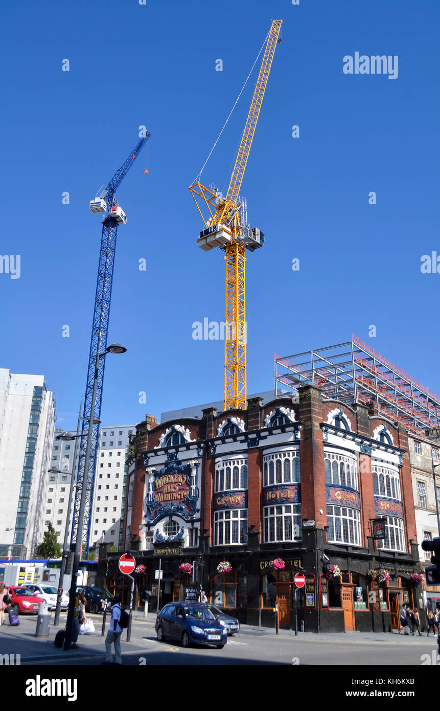 Il Crown Hotel, Skelhorne Street, Liverpool, Regno Unito. Lime Street Lo sviluppo delle gru a torre dietro. Foto Stock