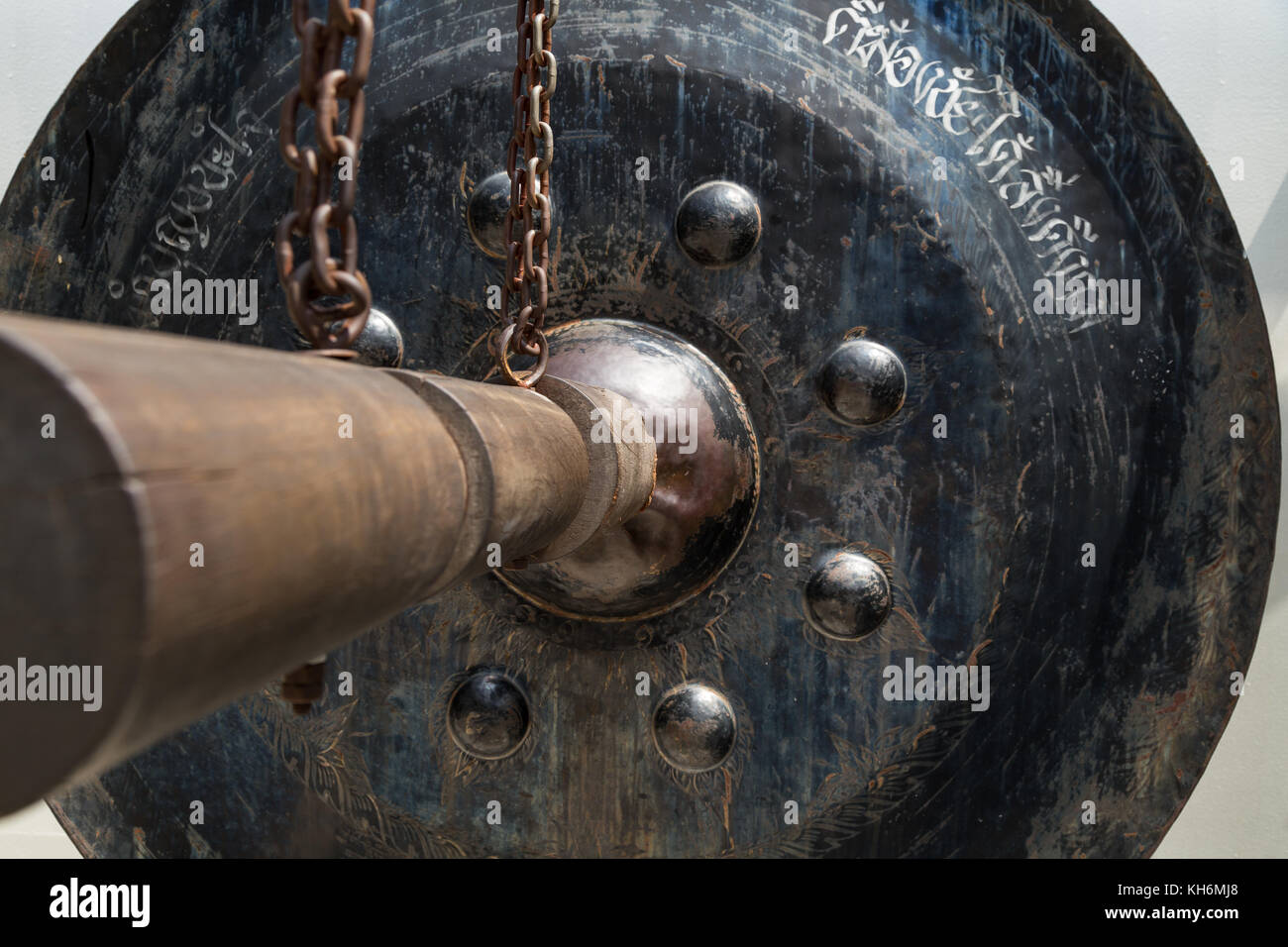 Close-up di un vecchio acciaio pendente e gong mazzuolo di legno al golden mount al Wat Saket in Bangkok. Foto Stock