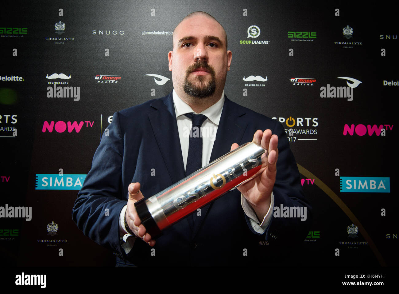 Il giornalista Richard Lewis con il premio Esports Game of the Year, per Counter Strike - Global Offensive, backstage all'NOW TV Esports Industry Awards 2017, presso la birreria di Londra. PREMERE ASSOCIAZIONE foto. Data immagine: Lunedì 13 novembre 2017 il credito fotografico dovrebbe essere: Matt Crossick/PA Wire. Foto Stock